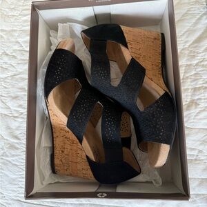 Life Stride Black and Tan Wedge Sandals
